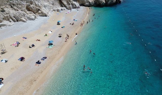 Kaputaş Plajı'na gelen tatilciler güzel havada denize girdi