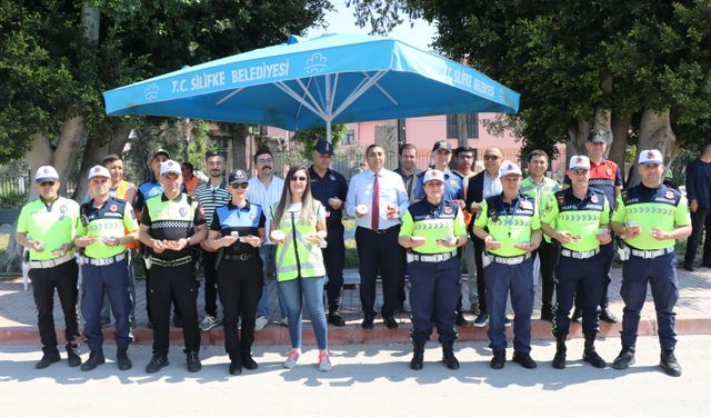Mersin'de trafik uygulamasında sürücülere yoğurt, çilek ve lokum ikram edildi