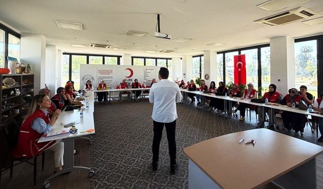 Mersin'de Türk Kızılay gönüllülerine engelli ve yaşlı bakımı eğitimi verildi