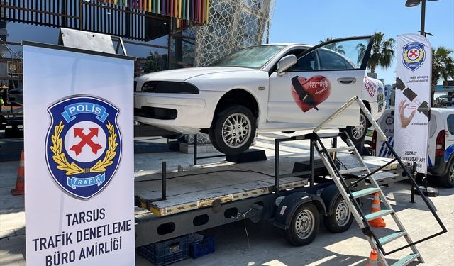 Mersin'de vatandaşlara simülasyon aracında 'emniyet kemeriyle kaza' deneyimi yaşatıldı