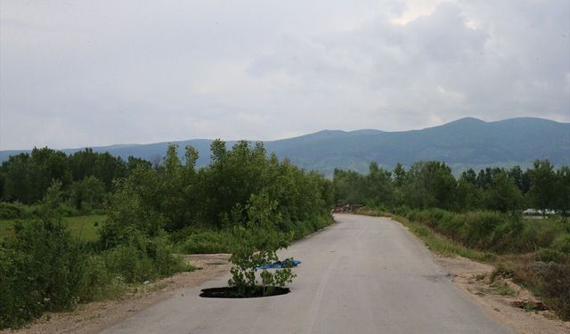 Tokat'ın Pazar ilçesinde sağanak nedeniyle kara yolunda çöküntü oluştu