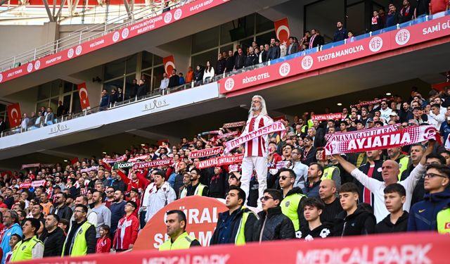Tribünlerin 'Gandalf Dedesi' ömrünü kırmızı ve beyaz renklere adadı