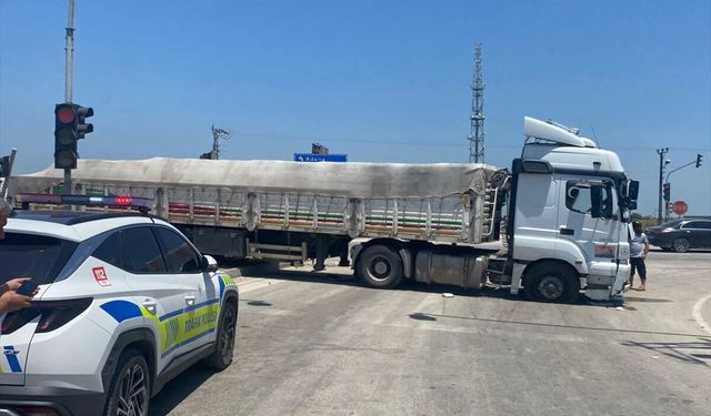 Adana'da tırın iki otomobile çarpması sonucu 5 kişi yaralandı