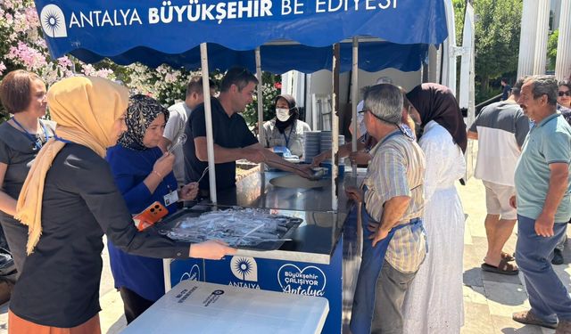 Antalya Büyükşehir Belediyesinden Kumluca'da aşure ikramı