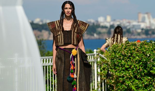 Antalya Fashion Week 2026, 'Yankılanan Yüzeyler' defilesiyle başladı
