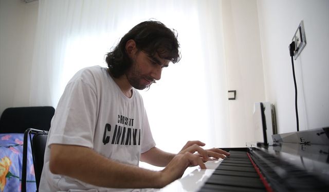 Görme engelli depremzede yeni yuvasında kavuştuğu piyanosuyla kendini geliştiriyor