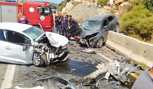 Kaş'ta iki otomobilin çarpıştığı kazada 4 kişi yaralandı