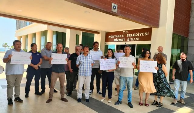 Konyaaltı Belediyesinde ikramiye ve sosyal haklarını alamayan memurlar eylem yaptı