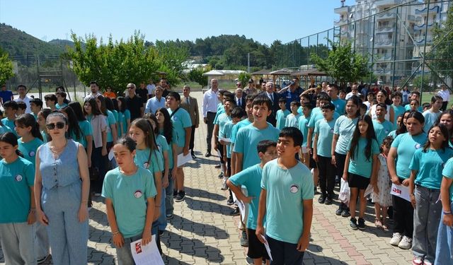 Kumluca'da 15 bin 817 öğrenci karne aldı