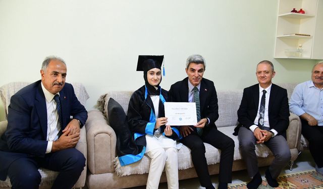 Malatya'da evde eğitim gören öğrenciye karnesi teslim edildi