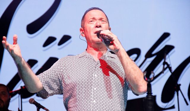 Türk Halk Müziği sanatçısı Sümer Ezgü, Antalya'da konser verdi