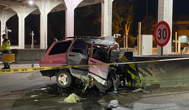 Adana'da otoyol gişelerinde beton bariyere çarpan aracın sürücüsü yaşamını yitirdi
