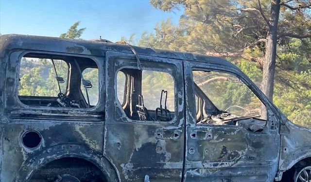 Alanya'da çalılık yangınında ev ve hafif ticari araç zarar gördü