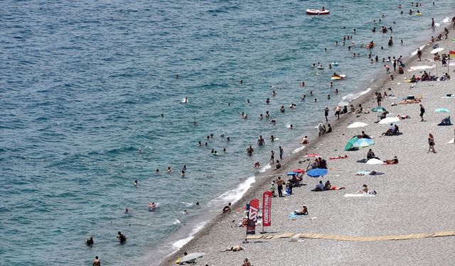 Antalya'da 'Kar Dünyası'na girenler yaz sıcağında kış mevsimini yaşıyor