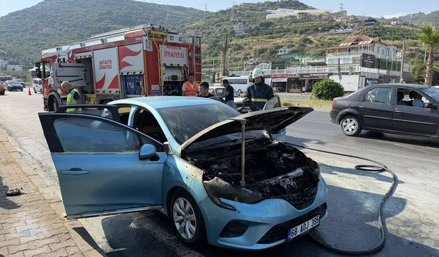 Antalya'da seyir halindeki otomobil yandı