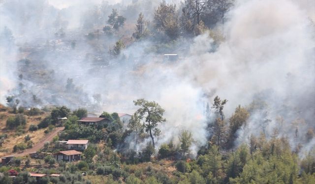 GÜNCELLEME 2 - Antalya'nın Kumluca ilçesinde çıkan orman yangınına müdahale ediliyor