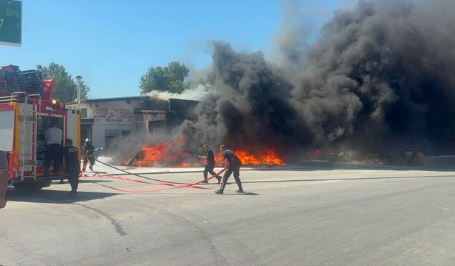 GÜNCELLEME - Antalya'da iş yerinde çıkan yangın söndürüldü