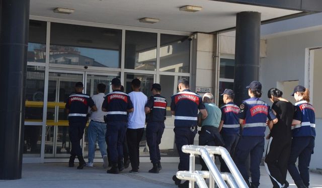 GÜNCELLEME - Antalya'da sosyal medyadan dolandırıcılık yaptığı iddiasıyla 3 şüpheli tutuklandı