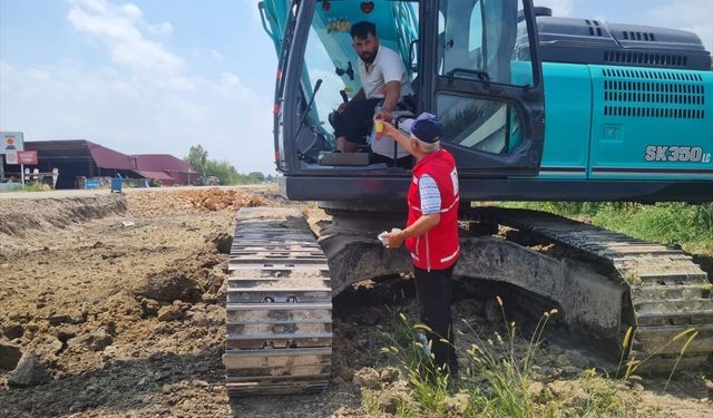 Kadirli ilçesinde sıcaktan etkilenen işçi ve sürücülere suyla limonata ikramı