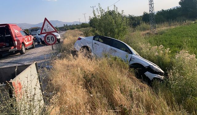 Malatya'da otomobil ile kamyonet çarpıştı, 3 kişi yaralandı