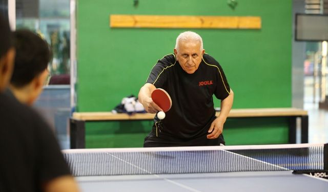 Veteran masa tenisçisi kardeşler tecrübelerini yeni sporculara aktarıyor