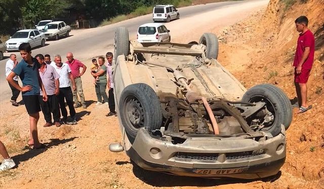 Adana'da devrilen otomobildeki 6 kişi yaralandı
