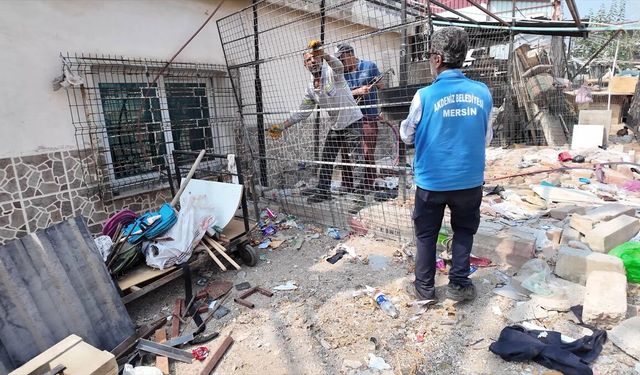 Akdeniz ilçesinde yeşil alanı işgal eden demir korkuluklar söküldü