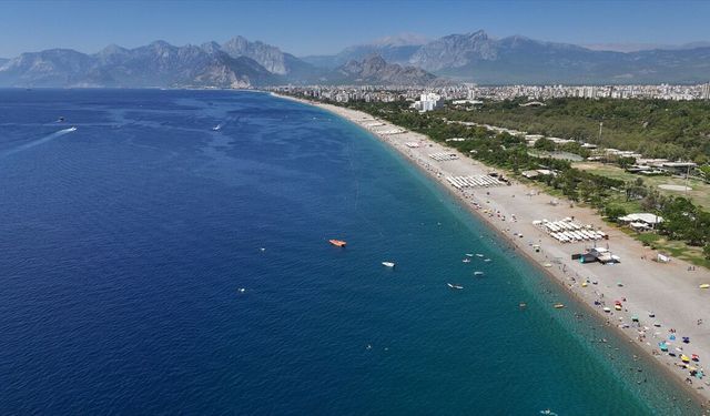 Antalya'da sıcaktan bunalanlar sahilleri doldurdu