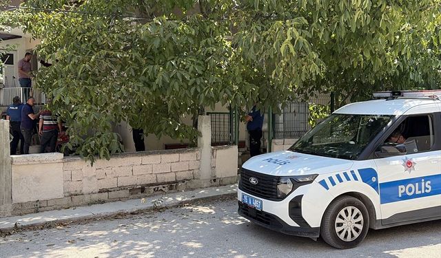 Burdur'da komşular arasında çıkan kavgada baba ve oğul bıçakla yaralandı