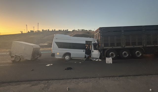 GÜNCELLEME - Malatya'da tarım işçilerini taşıyan minibüsün tıra çarpması sonucu 18 kişi yaralandı