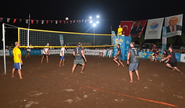 Kumluca'da düzenlenen 30 Ağustos Zafer Kupası Plaj Voleybolu Turnuvası başladı