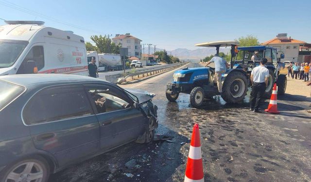 Malatya'da traktör ile otomobilin çarpışması sonucu 3 kişi yaralandı