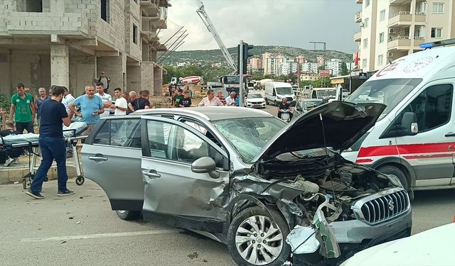 Adana'da çarpışan iki otomobildeki 4 kişi yaralandı