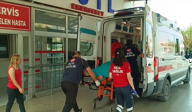 Adana'da hafif ticari araçla çarpışan motosikletin sürücüsü yaralandı