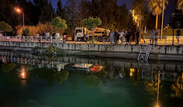 Adana'da sulama kanalına düşen otomobilin sürücüsünü vatandaşlar sudan çıkardı