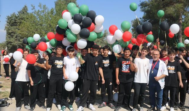Adana'da uçurtma ve balonlar Filistinli çocuklar için uçuruldu