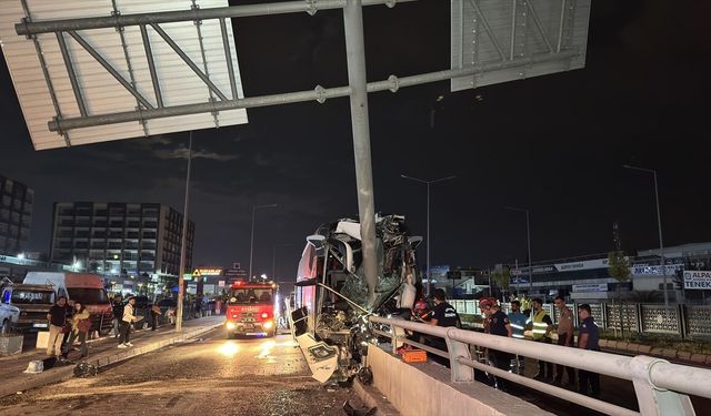 Adana'da yolcu otobüsünün tabela direğine çarpması sonucu 11 kişi yaralandı