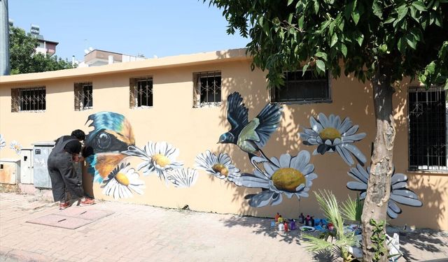 Akdeniz ilçesinde parkların duvarları renklendiriliyor