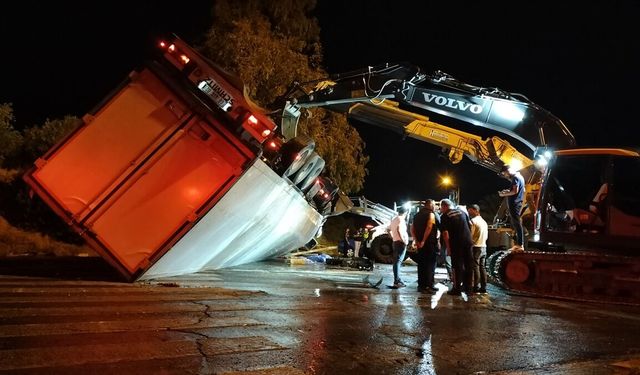 Antalya'da devrilen tırın altında kalan 2 kişi öldü