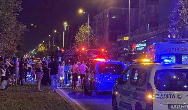 Antalya'da oto galeri dükkanında başlayıp apartmana sıçrayan yangın söndürüldü