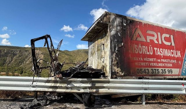 Antalya'da seyir halindeyken alev alan kamyonun sürücüsü yaralandı