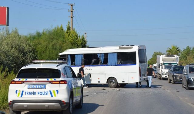 Antalya'da tur otobüsüyle çarpışan servis midibüsündeki 6 otel çalışanı yaralandı