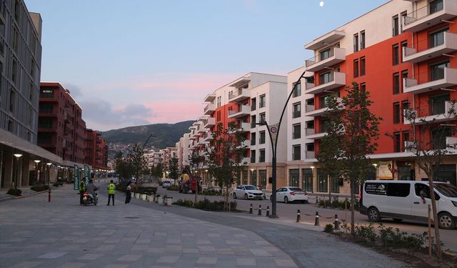 Depremlerde yıkımın yaşandığı Hatay'daki Atatürk Caddesi yeni iş yerleriyle hareketlendi