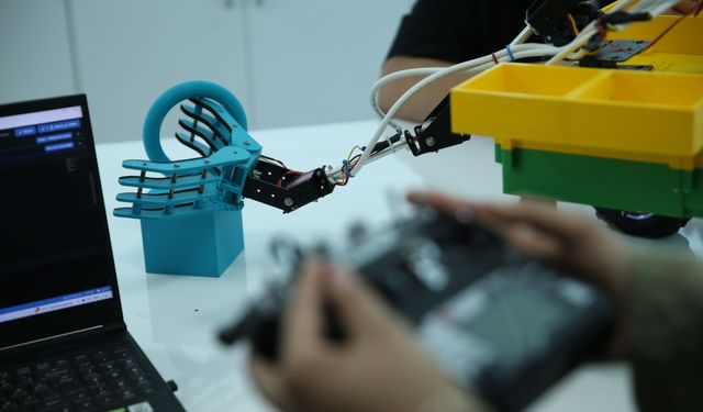 Hatay'da lise öğrencileri tasarladıkları robotla TEKNOFEST'te birincilik hedefliyor