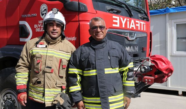 İtfaiyeci baba oğul alevlere birlikte göğüs geriyor