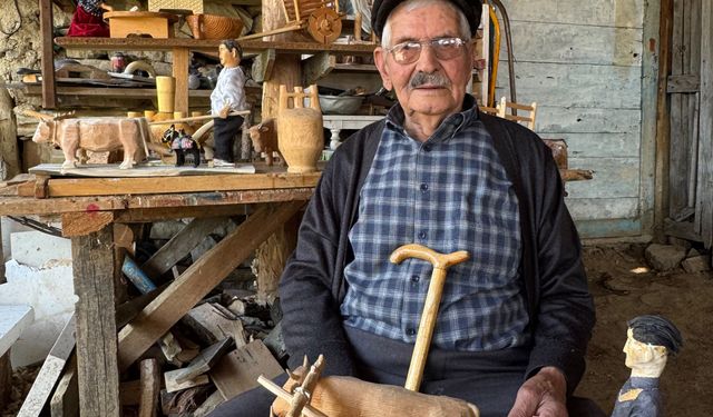 Makinelerin unutturduğu tarım aletlerini ahşapta yaşatıyor
