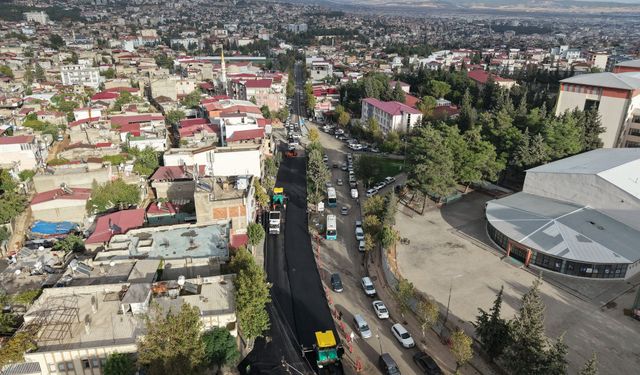 Kahramanmaraş Bayazıtlı Bulvarı’nda Asfalt Mesaisini Sürdürüyor