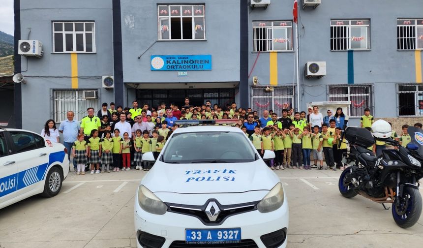 Anamur'da polis ekipleri, öğrencilere trafik eğitimi verdi