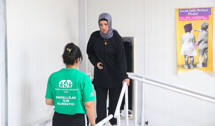 Enkazdan kurtarılan kadın "ikinci şans" olarak gördüğü hayatını protezlerle sürdürüyor