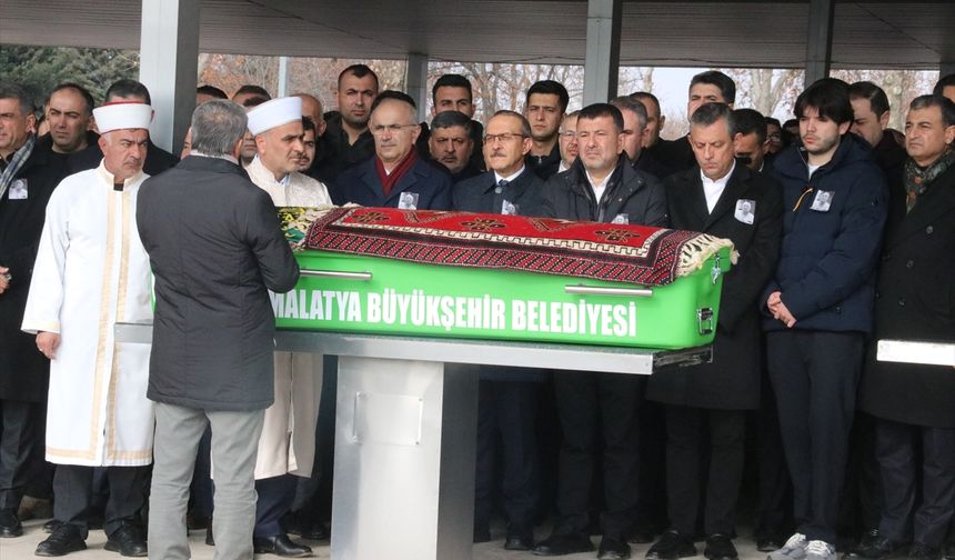 CHP Genel Başkanı Özel, Malatya Milletvekili Ağbaba'nın babasının cenaze törenine katıldı